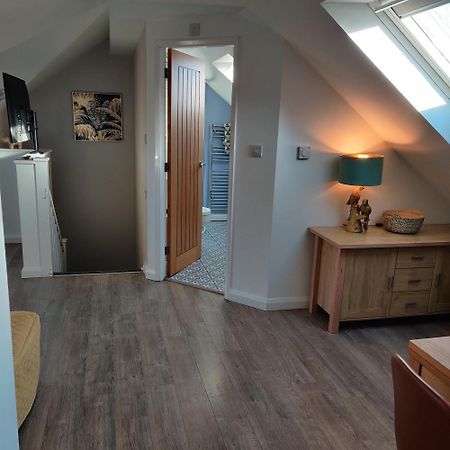Delightful & Picturesque Modern Detached Apartment, Next To Chester Zoo, Near Park And Ride To City Centre Eksteriør billede