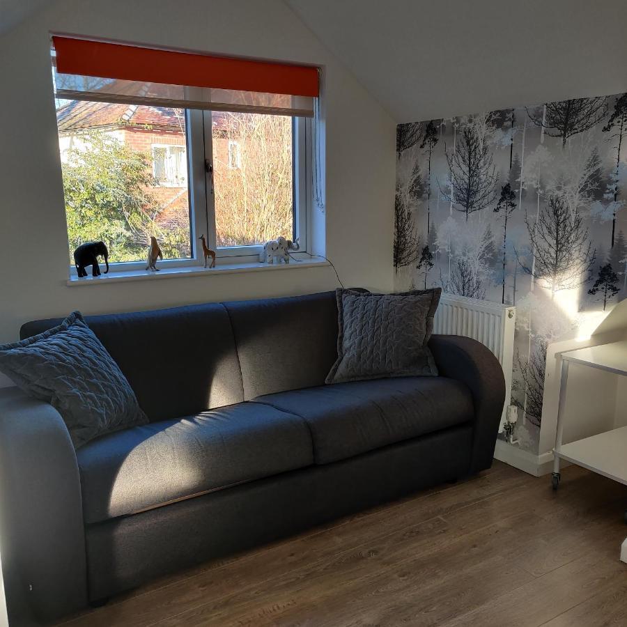Delightful & Picturesque Modern Detached Apartment, Next To Chester Zoo, Near Park And Ride To City Centre Eksteriør billede