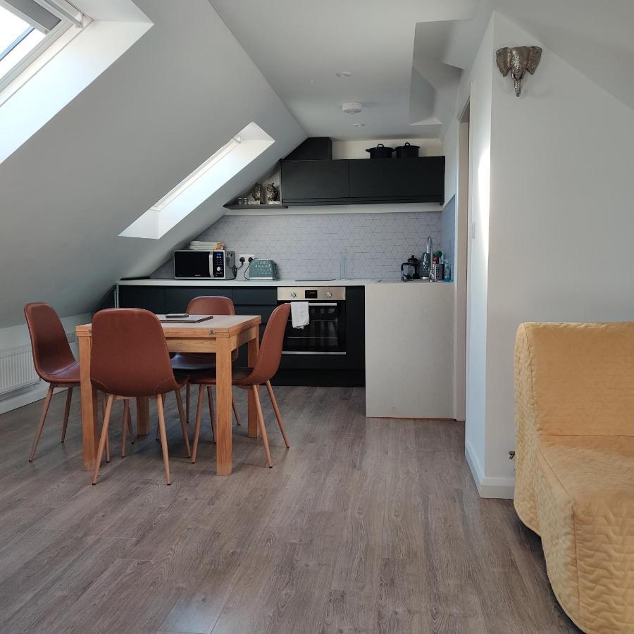 Delightful & Picturesque Modern Detached Apartment, Next To Chester Zoo, Near Park And Ride To City Centre Eksteriør billede