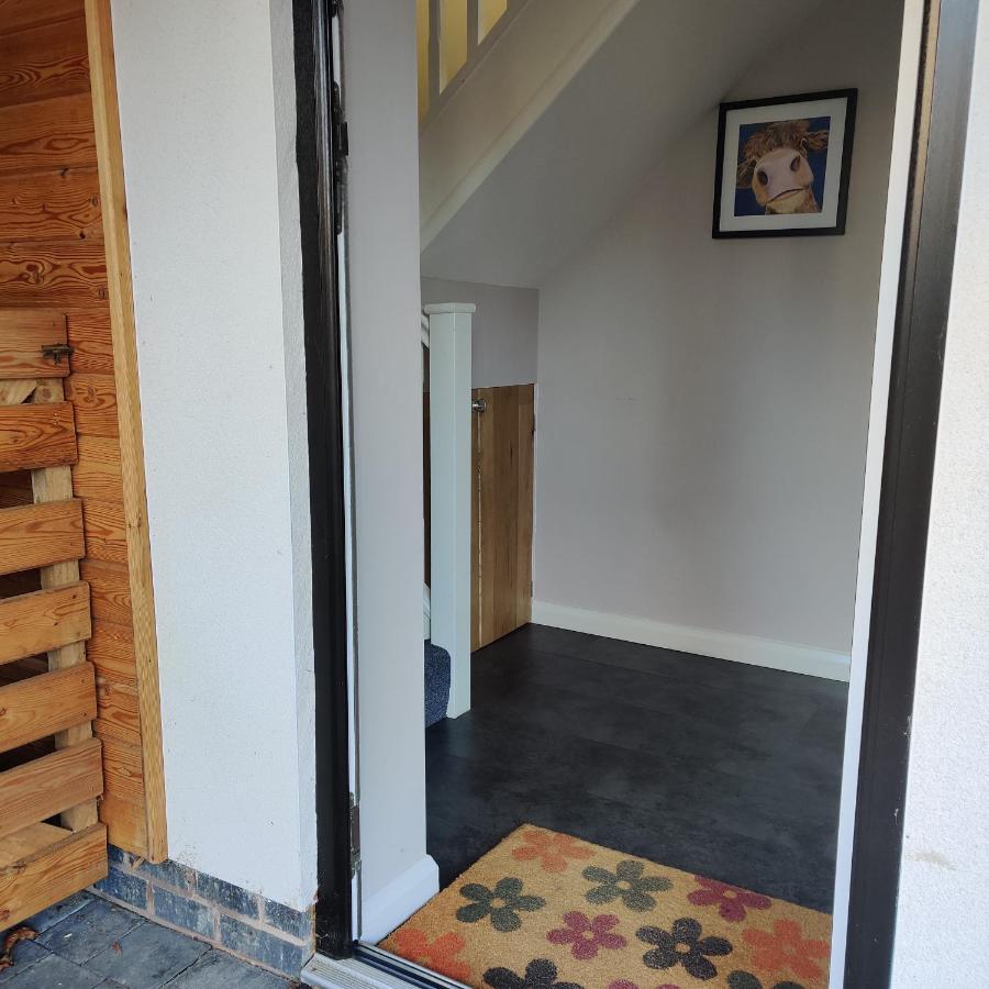 Delightful & Picturesque Modern Detached Apartment, Next To Chester Zoo, Near Park And Ride To City Centre Eksteriør billede