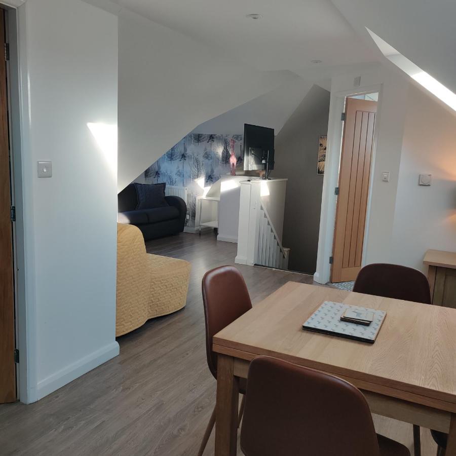Delightful & Picturesque Modern Detached Apartment, Next To Chester Zoo, Near Park And Ride To City Centre Eksteriør billede